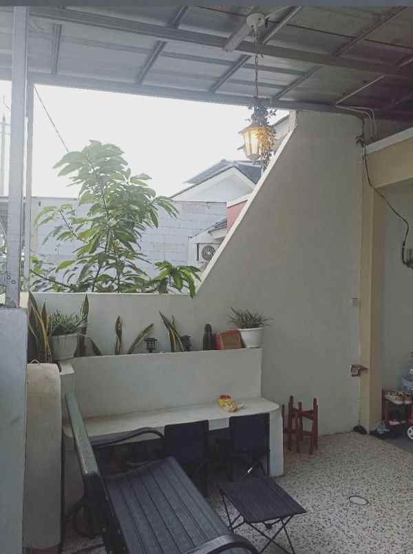 dijual rumah perumnas royal semesta campaka