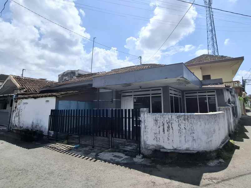 dijual rumah pojok di kebonsari jl letjend suprapto