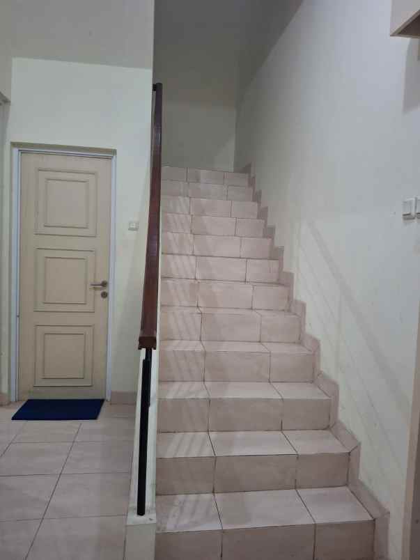 dijual rumah royal residence