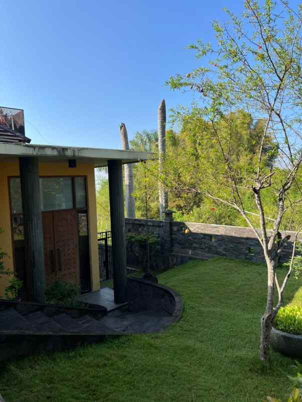 dijual rumah strategis