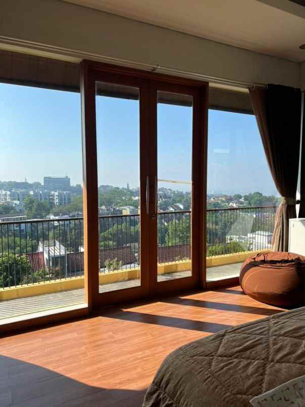 dijual rumah strategis