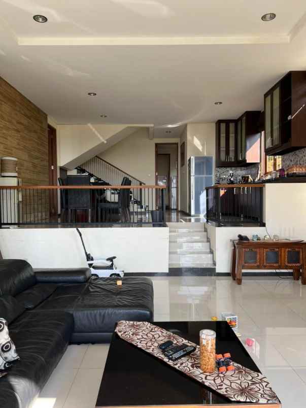 dijual rumah strategis