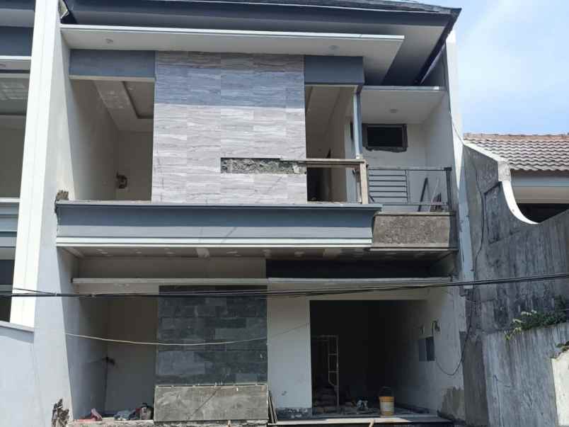 dijual rumah sutorejo selatan