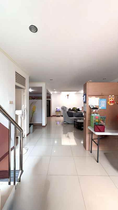 dijual rumah taman modern