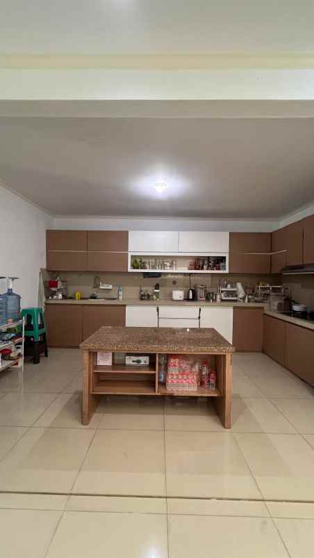 dijual rumah taman modern