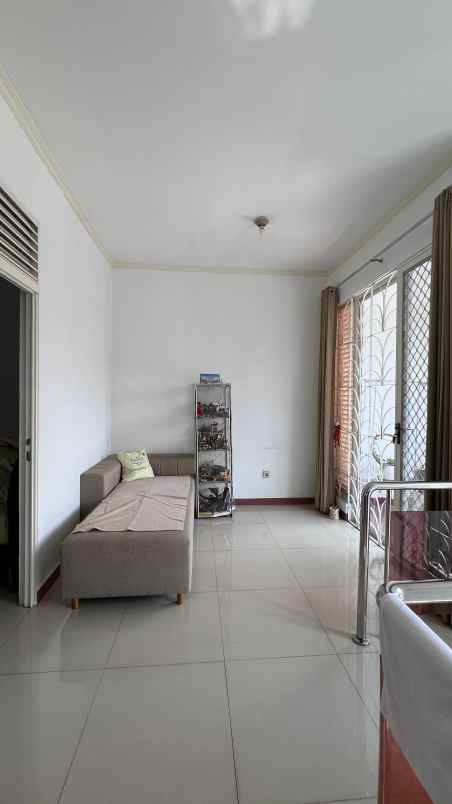 dijual rumah taman modern