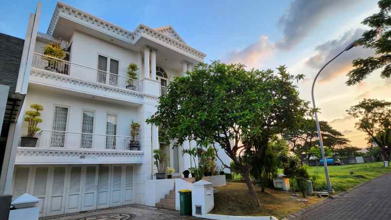 dijual rumah villa bukit regency