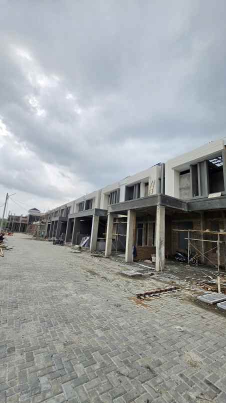 dijual villa jl ngumban surbakti