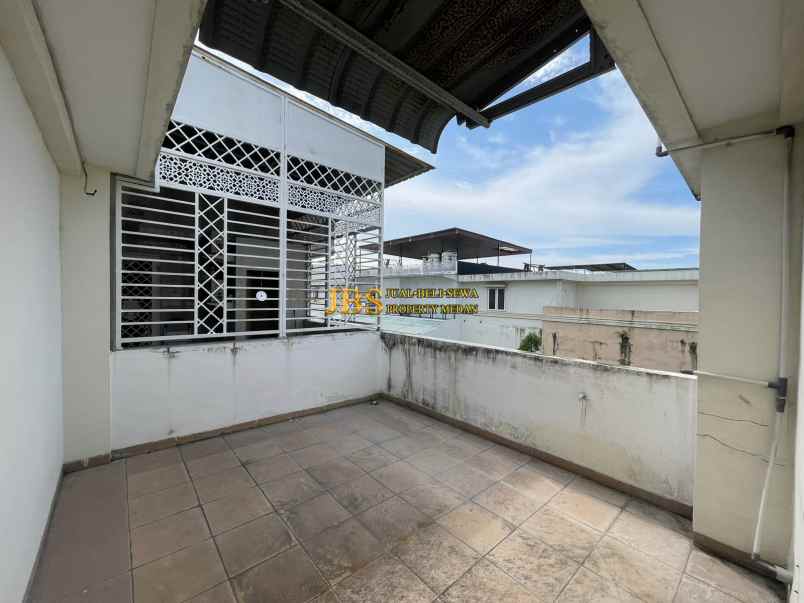 dijual villa komplek cemara kuta jalan