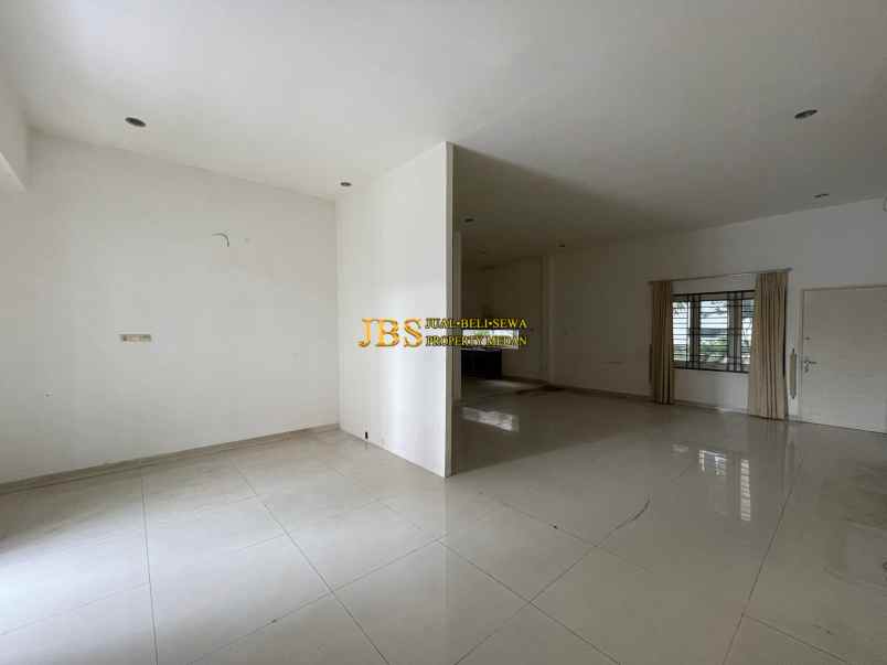 dijual villa komplek cemara kuta jalan