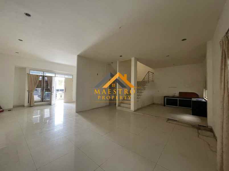 dijual villa komplek cemara kuta jalan