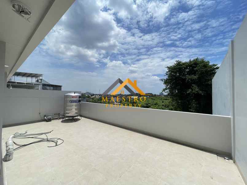 dijual villa komplek jewel park jalan starban polonia