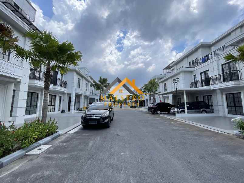 dijual villa komplek jewel park jalan starban polonia