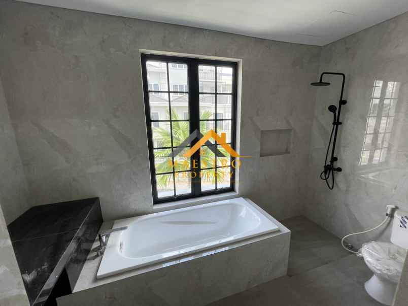 dijual villa komplek jewel park jalan starban polonia