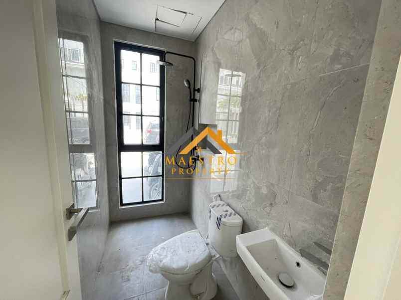 dijual villa komplek jewel park jalan starban polonia