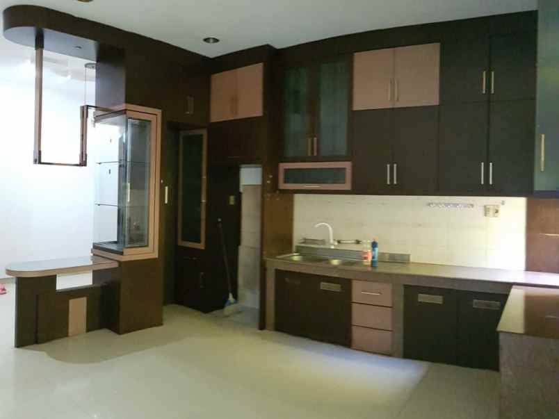 disewa rumah 2 tingkat komplek cemara hijau