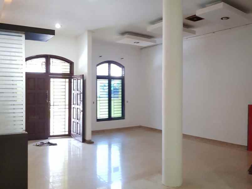 disewa rumah 2 tingkat komplek cemara hijau