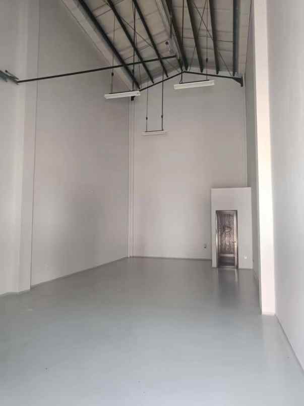 disewakan gudang bizpark pik2 hadap selatan siap pakai