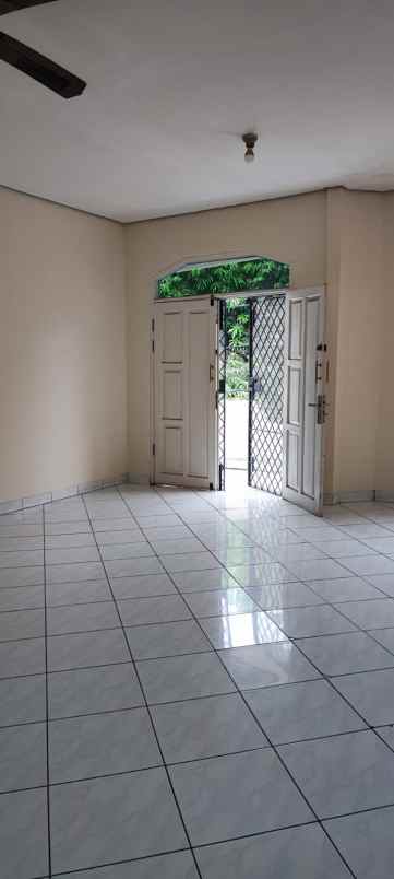 disewakan rumah kelapa lilin kelapa gading