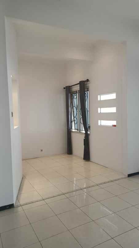 disewakan rumah pantai mentari