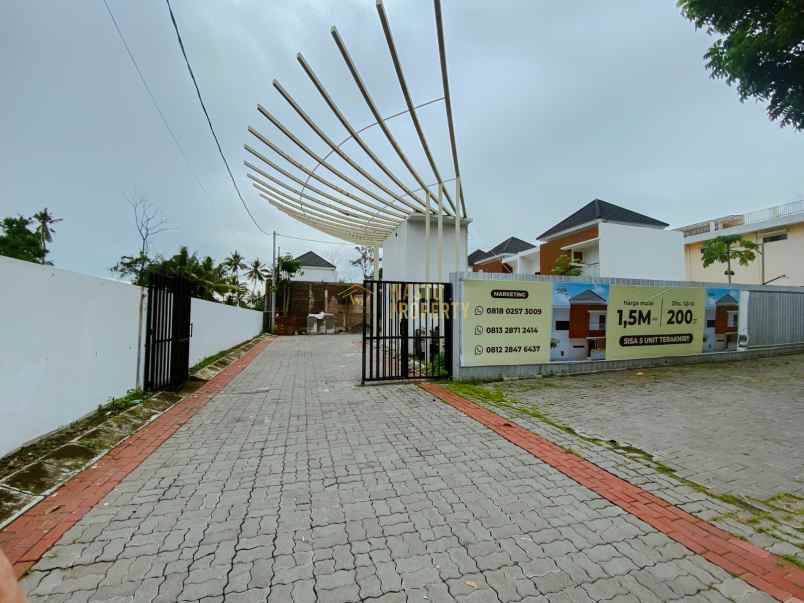 hunian premium 2 lantai di pinggir jalan raya tajem