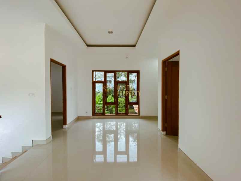 hunian premium 2 lantai di pinggir jalan raya tajem