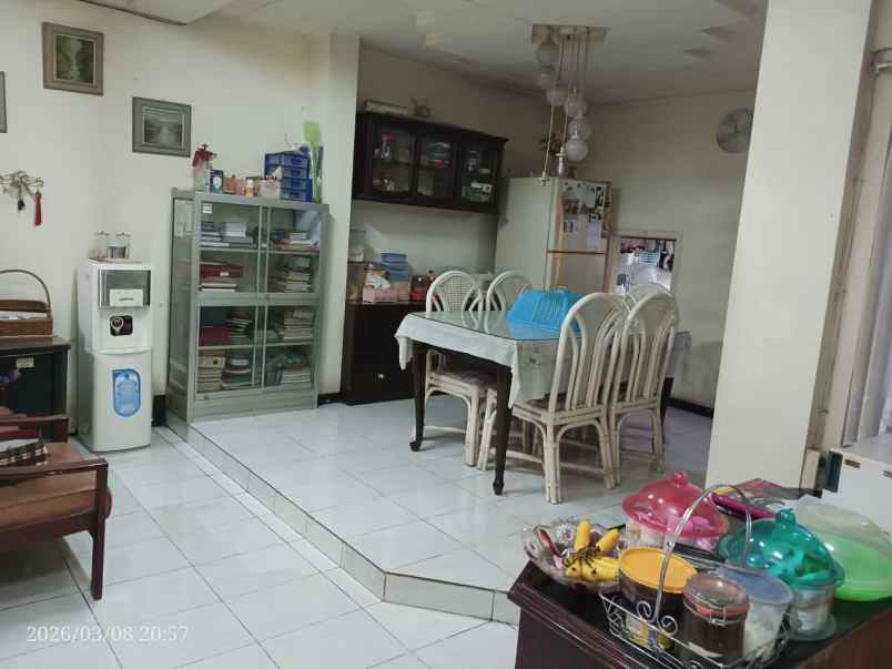 pucang jajar 1 garasi 1 carport strategis pusat kota