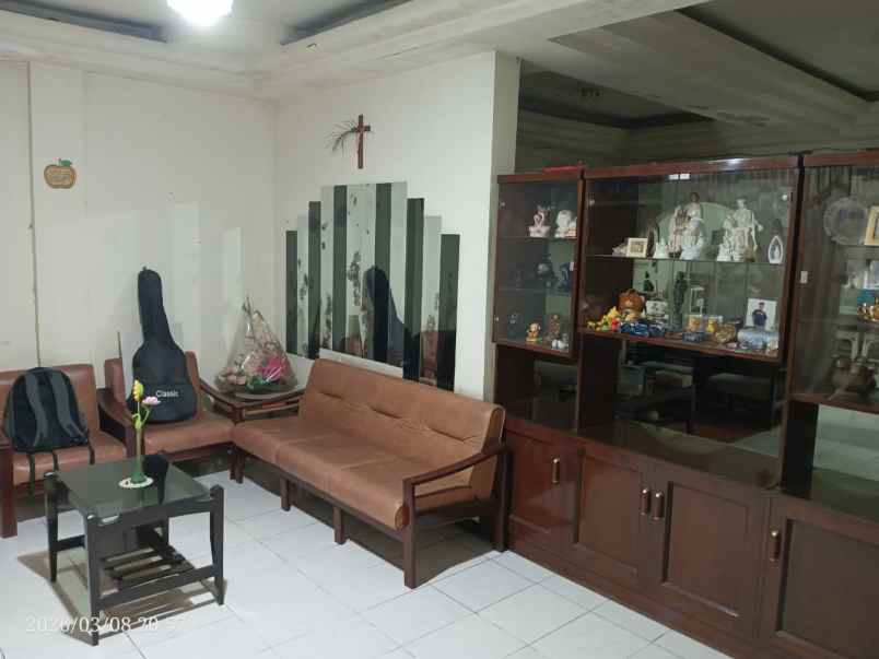 pucang jajar 1 garasi 1 carport strategis pusat kota