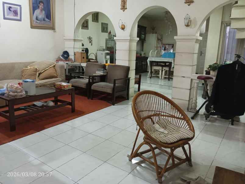 pucang jajar 1 garasi 1 carport strategis pusat kota