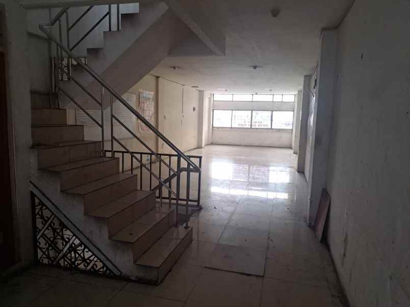 ruko 3 lantai di letjen suprapto jakarta pusat