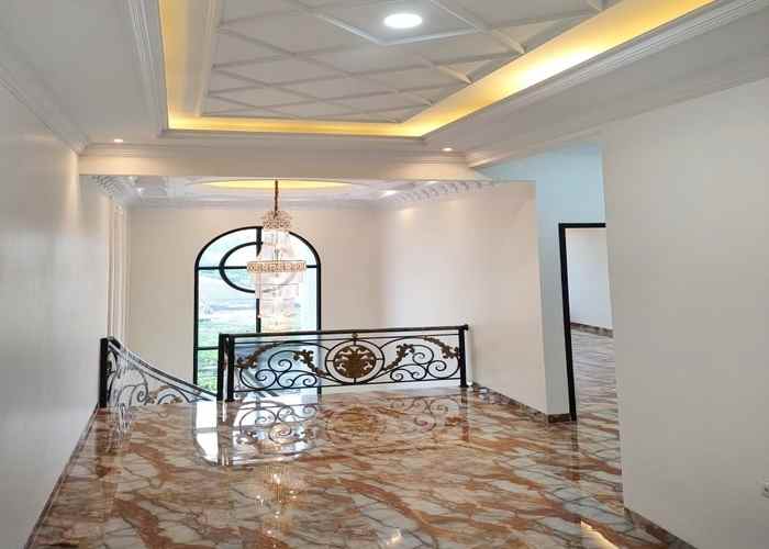 rumah bagus 3 lantai garasi 5 mobil di mampang jaksel