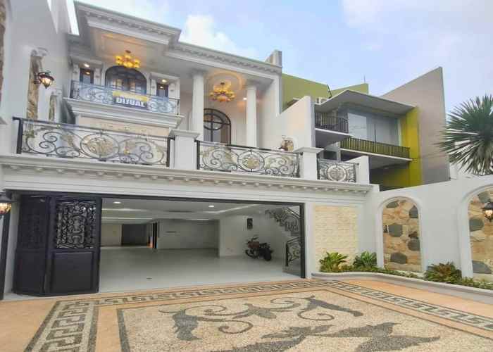 rumah bagus 3 lantai garasi 5 mobil di mampang jaksel