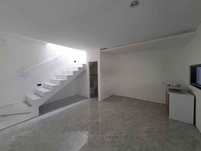 rumah baru 2 lantai di bernady land slawu jember