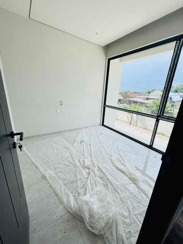 rumah baru cantik 2 lantai di sidoarum godean