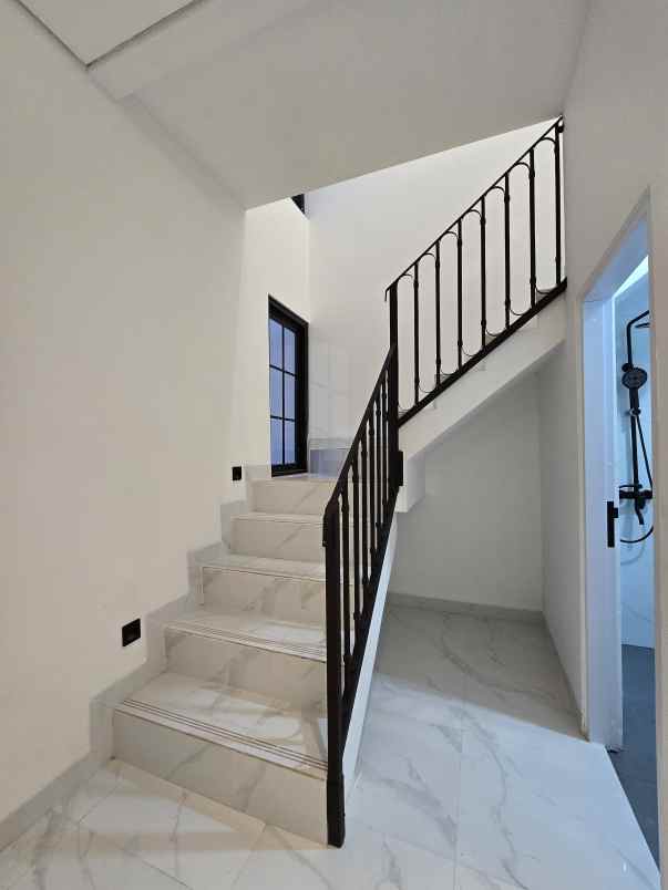 rumah baru dalam komplek di pondok bambu jaktim