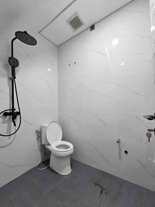 rumah baru dalam komplek di pondok bambu jaktim