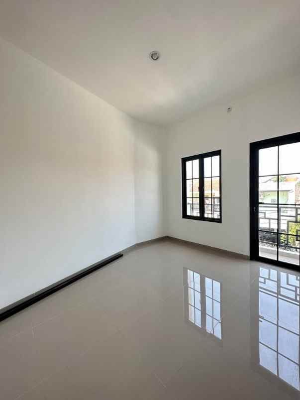 rumah baru di ciracas 2 lantai 600 jutaan