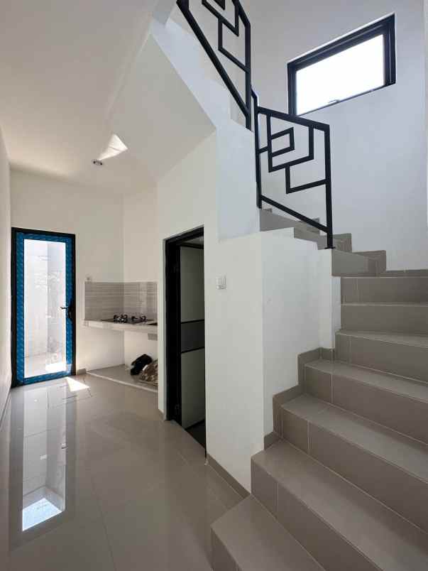 rumah baru di ciracas 2 lantai 600 jutaan