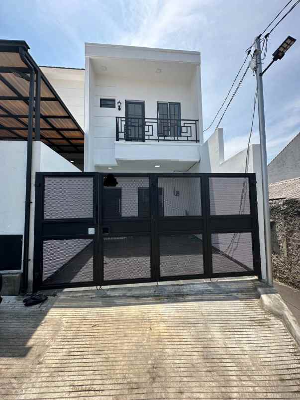 rumah baru di ciracas 2 lantai 600 jutaan