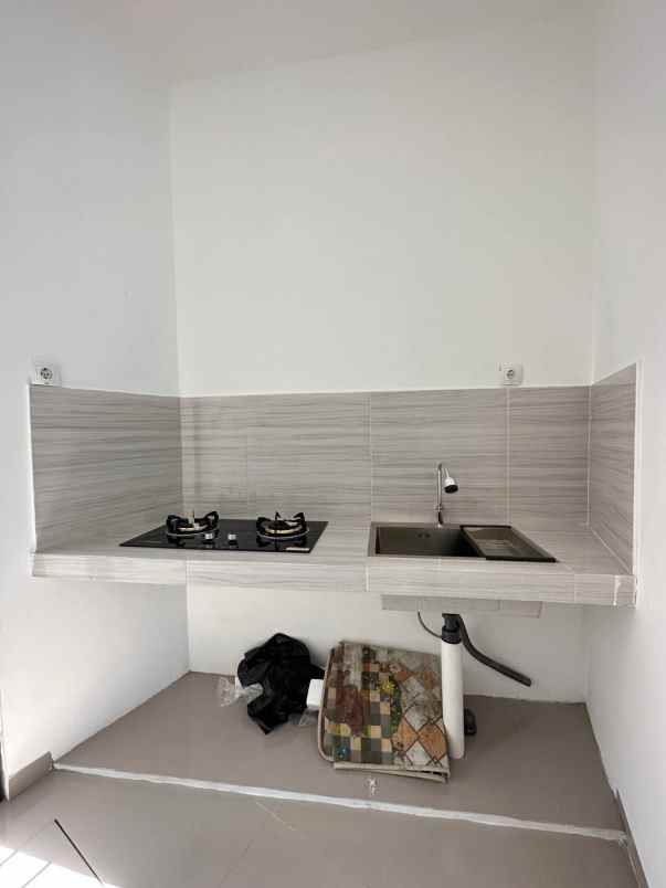 rumah baru di ciracas 2 lantai 600 jutaan