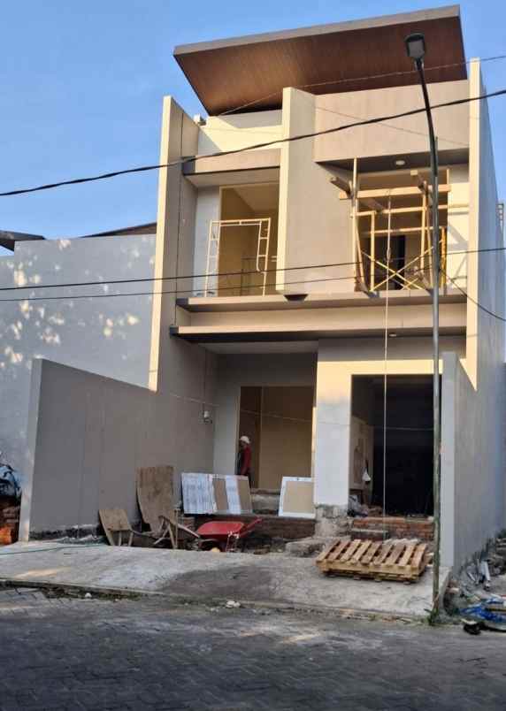 rumah baru manyar new minimalis row lebar 3 mobil