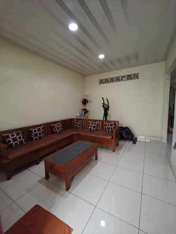 rumah dalam komplek di pondok bambu jaktim