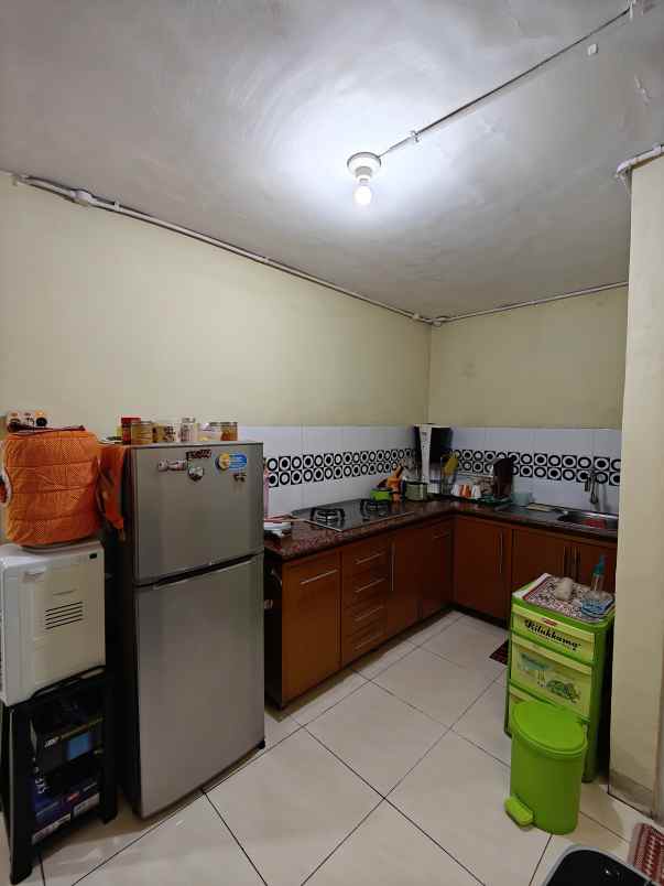 rumah dalam komplek di pondok bambu jaktim