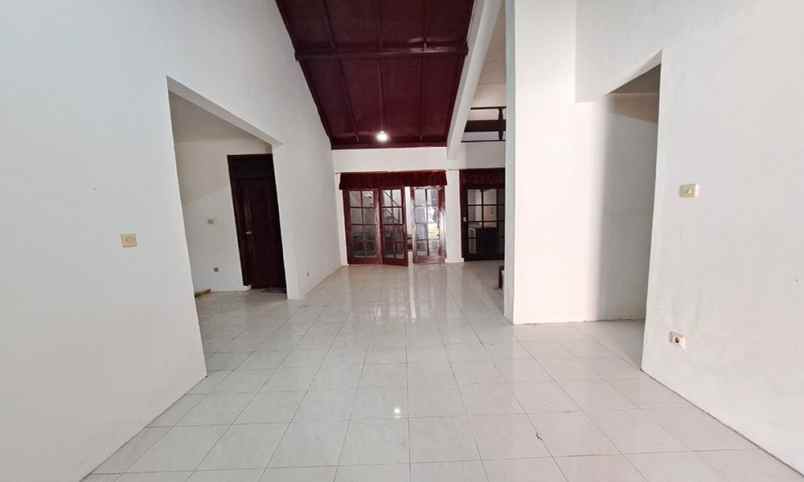 rumah gaya eropa klasik siap huni di antapani bandung