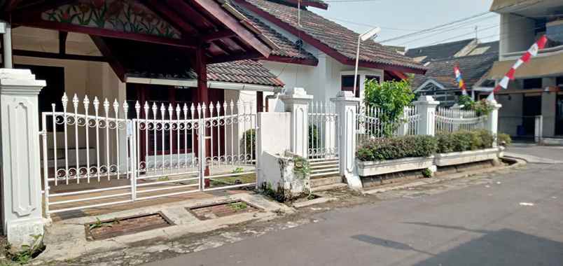 rumah gaya eropa klasik siap huni di antapani bandung