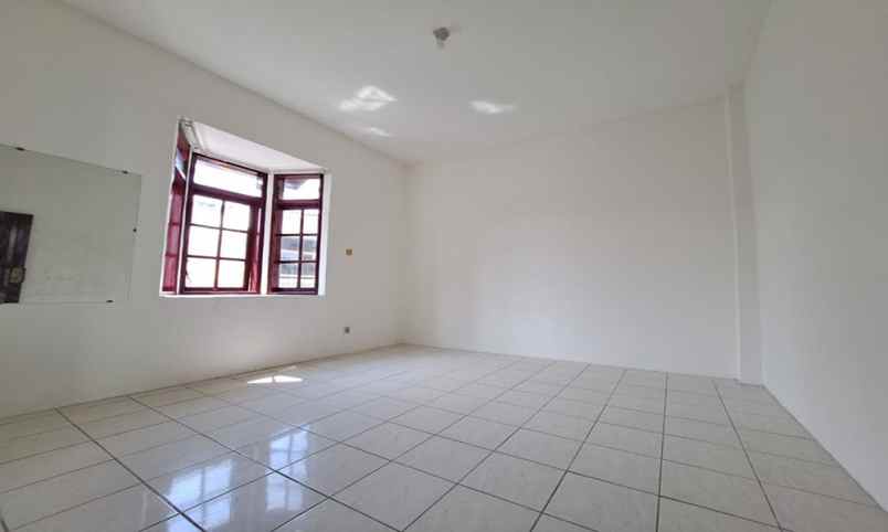 rumah gaya eropa klasik siap huni di antapani bandung