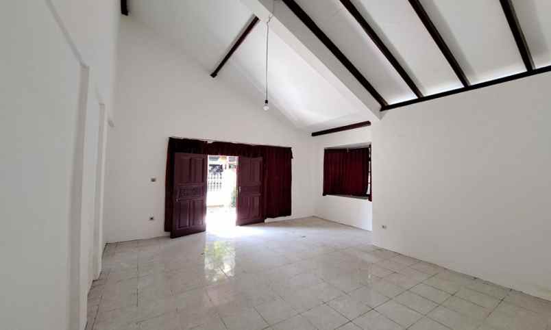 rumah gaya eropa klasik siap huni di antapani bandung