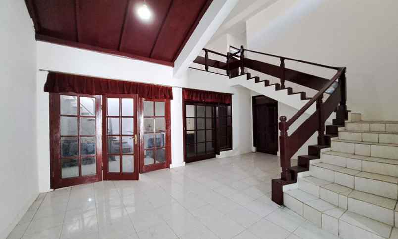 rumah gaya eropa klasik siap huni di antapani bandung