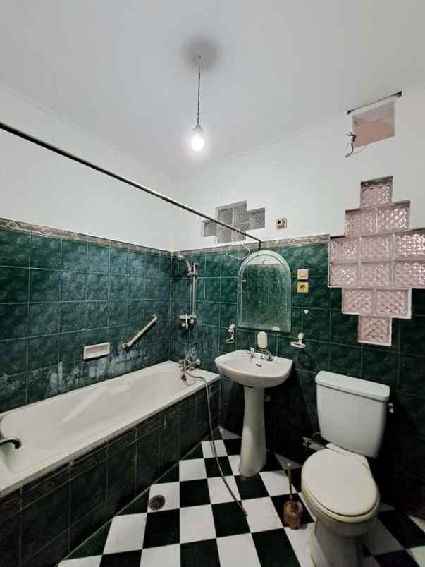 rumah gaya eropa klasik siap huni di antapani bandung