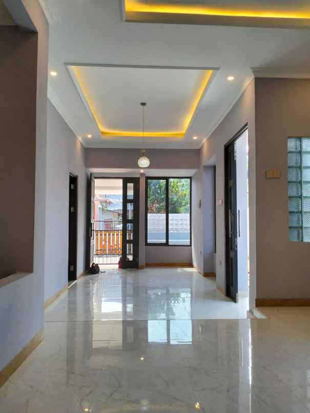 rumah mewah 3 lantai strategis di pamulang tang sel
